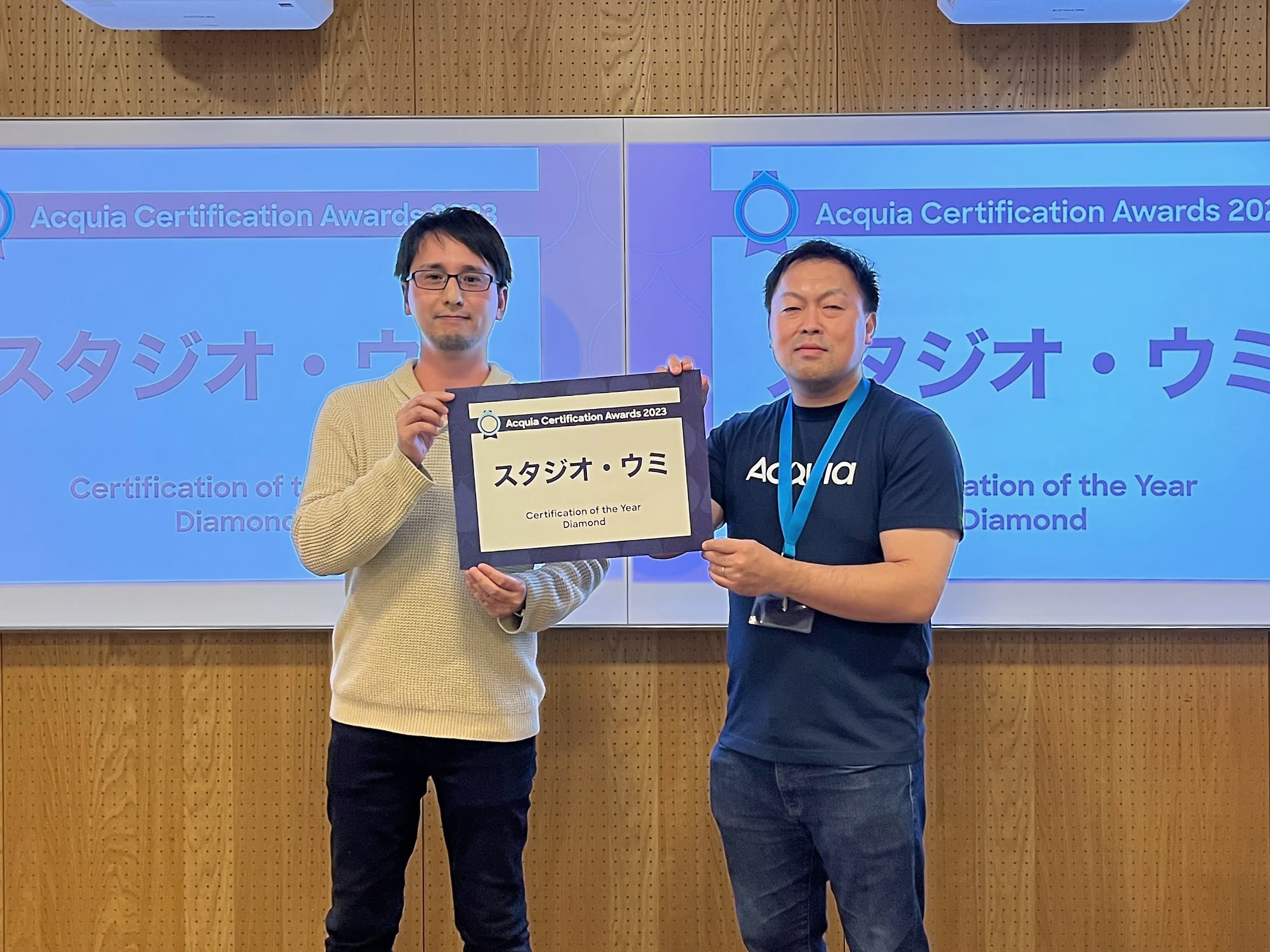 アクイアジャパン カントリーマネージャー 小坂氏よりパネルを授与されるスタジオ・ウミ菊池